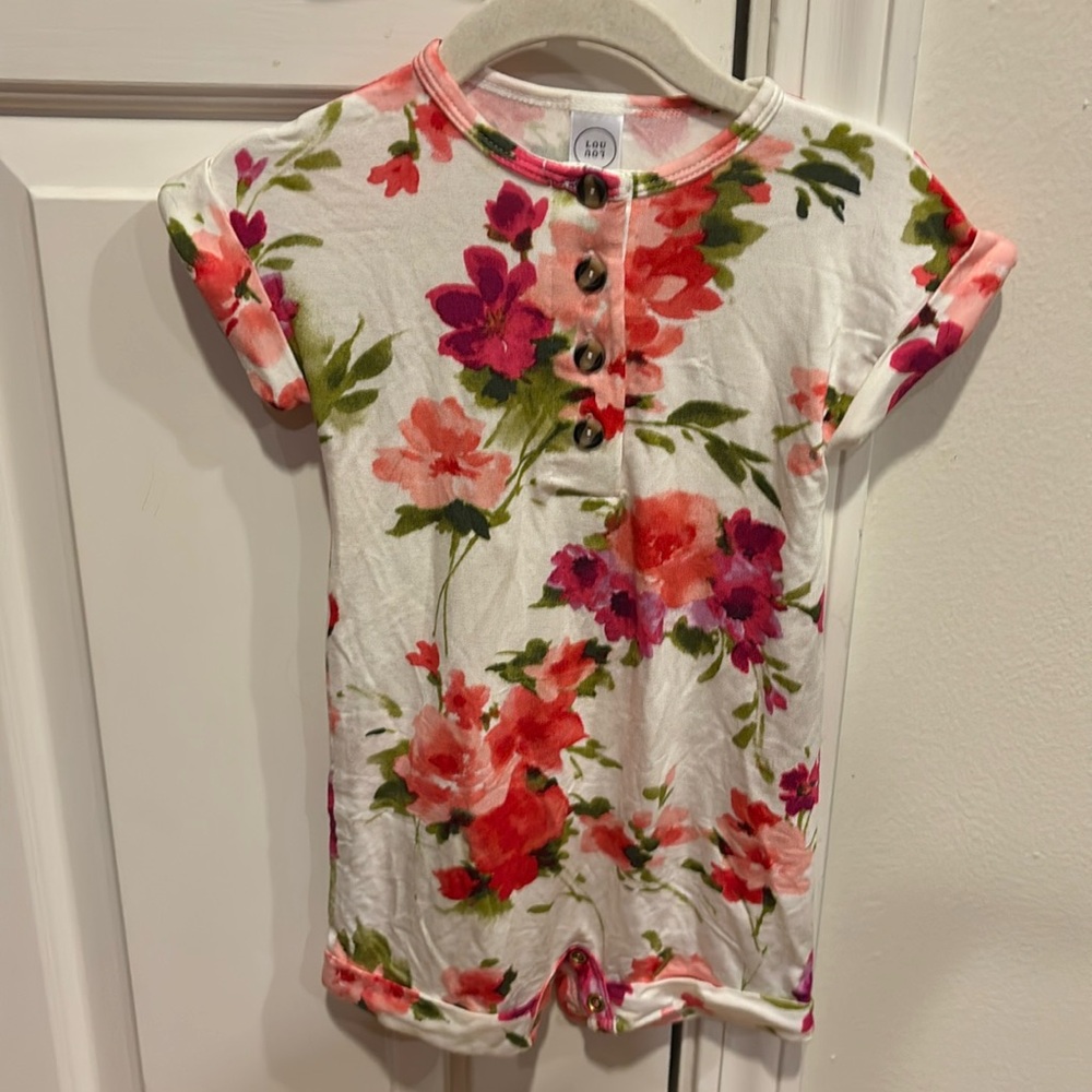 Lou Lou and Co New without box/tag floral bamboo romper.
12-24 months